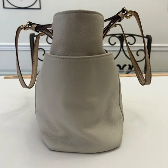 Michael Kors Jet Set Soft Leather Tote in Stone/Ecru w/Tan straps & Gold accents - Picture 16 of 16